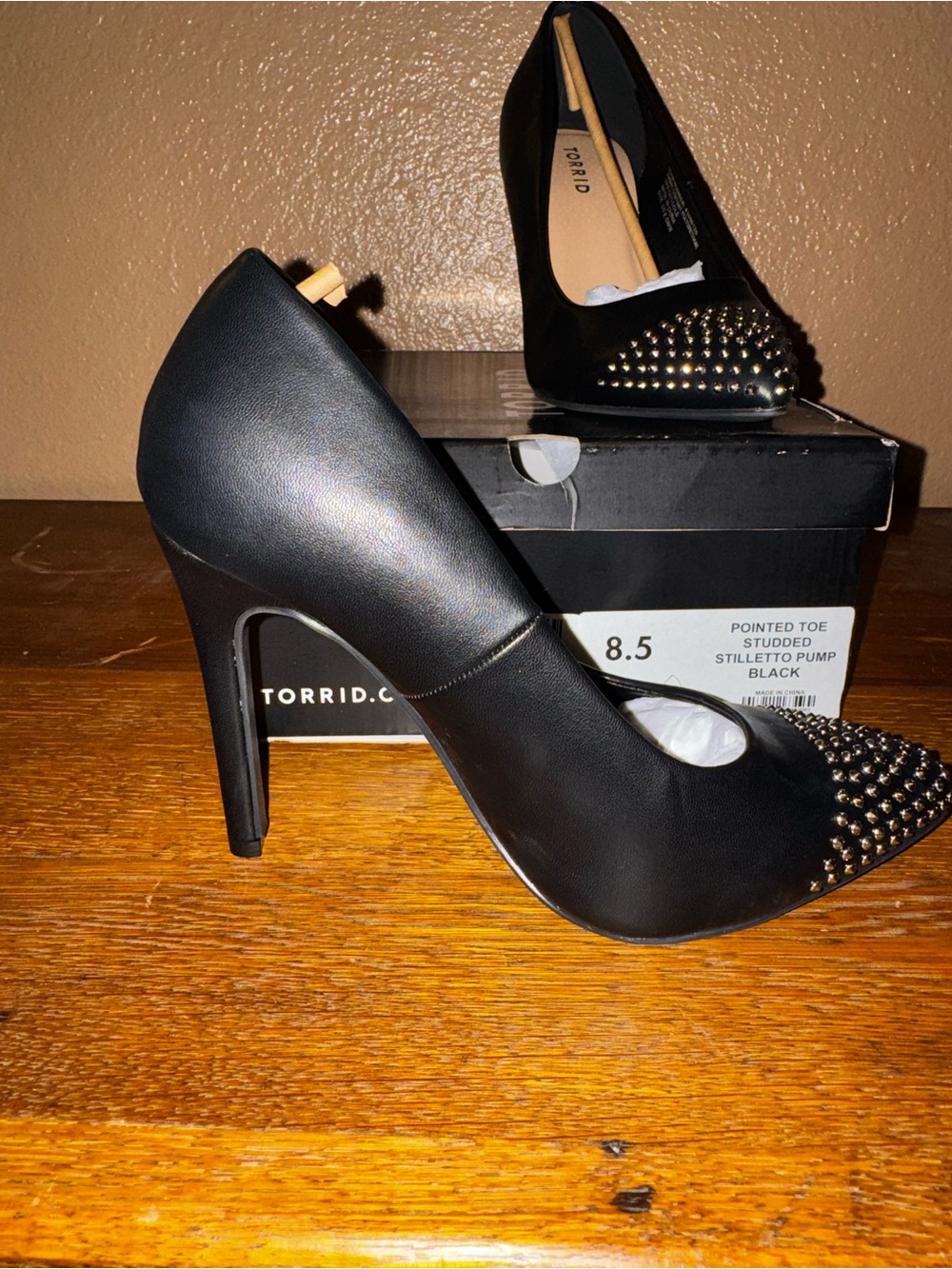 torrid Black Pointed-Toe Stiletto Pump with Silver Studs Sz 8.5 - Picture 2 of 6